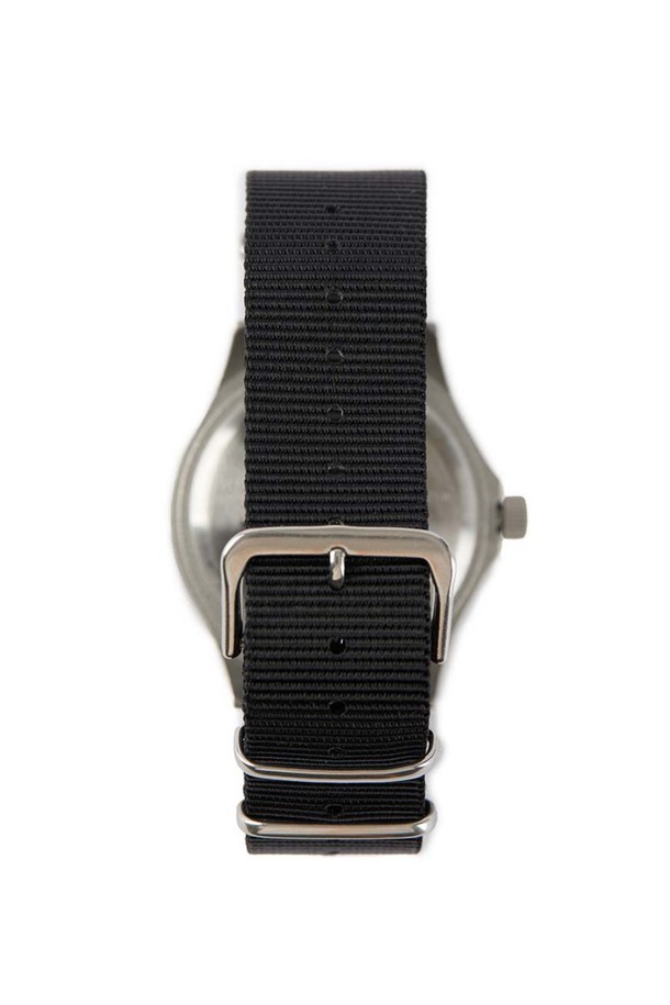 G10 배터리해치 24H - 실버X블랙은 남녀 모두 착용 가능한 미니멀하고 밀리터리 스타일의 시계입니다. 스테인리스 스틸과 나일론 소재를 사용하여 내구성을 높였으며, 5기압 방수 기능과 SuperLuminova 야광 코팅으로 실용성을 더했습니다. NATO 스트랩, 날짜 표시 기능, 배터리 교체 가능, 미네랄 글라스, 무지 패턴이 특징이며, 일상, 밀리터리, 여행룩, 출근룩 등 다양한 TPO에 맞춰 클래식, 캐주얼 스타일을 연출할 수 있습니다.
