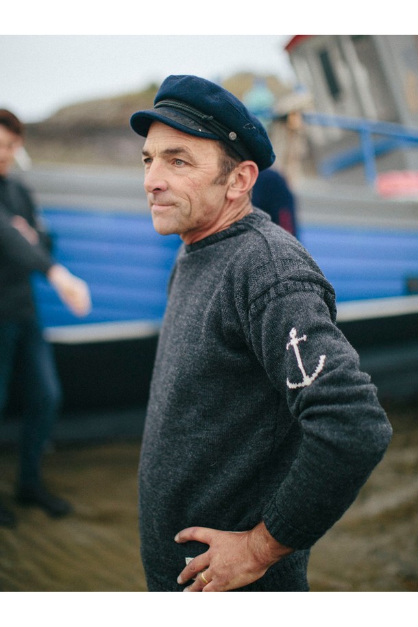 차분하고 세련된 무드의 크루넥 홀가먼트 스웨터 - 차콜입니다. 부드러운 울 소재로 제작되어 포근한 착용감을 선사하며, 가을과 겨울 시즌에 따뜻하게 입기 좋습니다. 베이직하고 미니멀한 디자인으로 다양한 스타일 연출이 용이하며, 특히 출근룩에 활용하기 좋습니다. 홀가먼트 공법으로 제작되어 봉제선이 없어 더욱 깔끔하고 편안한 착용감을 제공합니다. 레귤러핏과 긴 소매 기장으로 안정적인 핏을 선사합니다.
