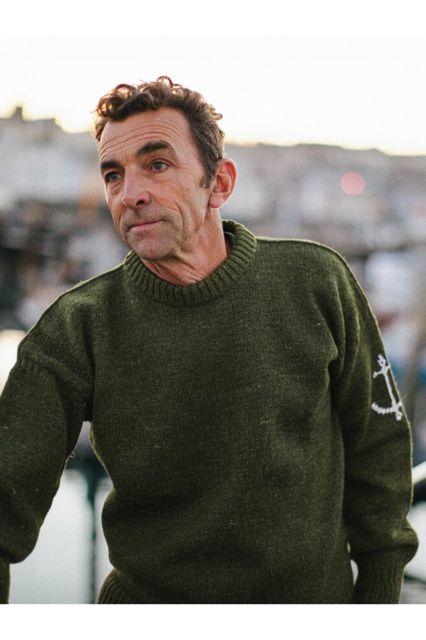 "아미" 크루넥 홀가먼트 스웨터는 울 소재로 제작되어 부드러운 촉감을 선사하며, 가을과 겨울에 따뜻하게 착용할 수 있습니다. 베이직하고 미니멀한 스타일로, 출근룩과 모임룩에 모두 잘 어울리는 활용도 높은 아이템입니다. 레귤러 핏에 라운드넥 디자인, 긴 소매 기장으로 편안한 착용감을 제공합니다. 카키와 올리브 두 가지 색상으로 출시되어, 다양한 스타일에 매치하기 용이하며, 로고 디테일로 포인트를 더했습니다. 두꺼운 두께감으로 보온성을 높였으며, 클래식, 미니멀, 캐주얼 등 폭넓은 스타일을 소화할 수 있습니다.
