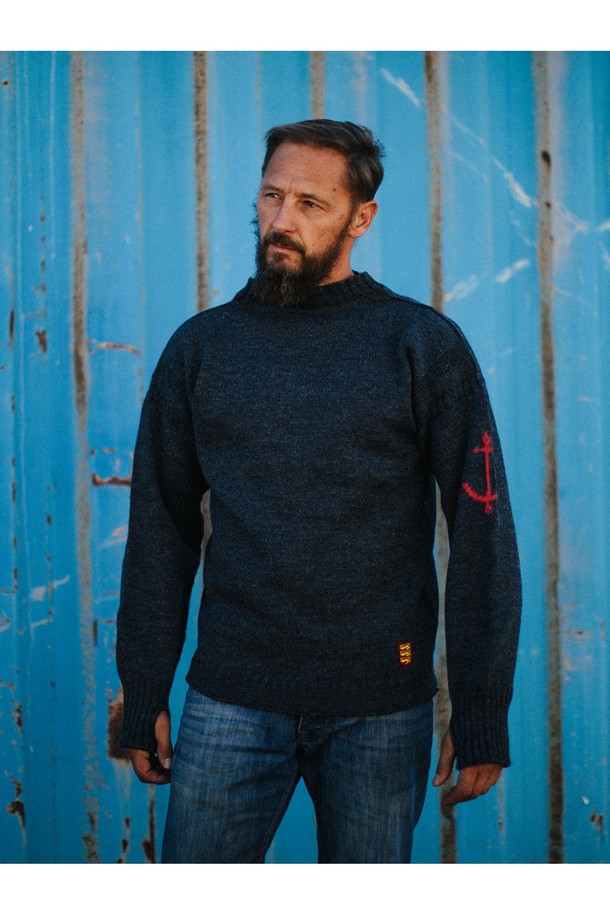 차콜 색상의 피셔맨 홀가먼트 스웨터는 가을과 겨울에 따뜻하게 입을 수 있는 남녀 공용 상의입니다. 부드러운 울 소재로 제작되어 뛰어난 촉감을 자랑하며, 레귤러 핏에 라운드넥 디자인으로 어떤 스타일에도 잘 어울립니다. 캐주얼, 클래식, 미니멀 스타일을 즐겨 입는 분들께 추천하며, 앵커 자수 디테일이 포인트로 더해져 세련된 느낌을 줍니다. 두꺼운 두께감으로 보온성을 높여 출근룩으로도 손색없습니다. 
