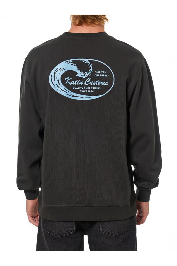 타이달 크루넥 스웻셔츠 - 블랙 워시는 캐주얼과 스트릿 스타일을 넘나드는 매력적인 상의입니다. 릴랙스 핏으로 편안함을 더하며, 면과 폴리에스테르 혼방 소재로 제작되어 부드러운 촉감을 자랑합니다. 빈티지 워싱 처리된 블랙 워시 컬러는 은은한 멋을 더하고, 캘리포니아 서핑샵에서 영감을 얻은 프린트가 돋보입니다. 라운드넥에 긴 소매 기장으로 사계절 내내 레이어드하여 다양한 스타일을 연출할 수 있으며, 여행룩, 캠핑룩 등 TPO에 구애받지 않고 폭넓게 활용하기 좋습니다.
