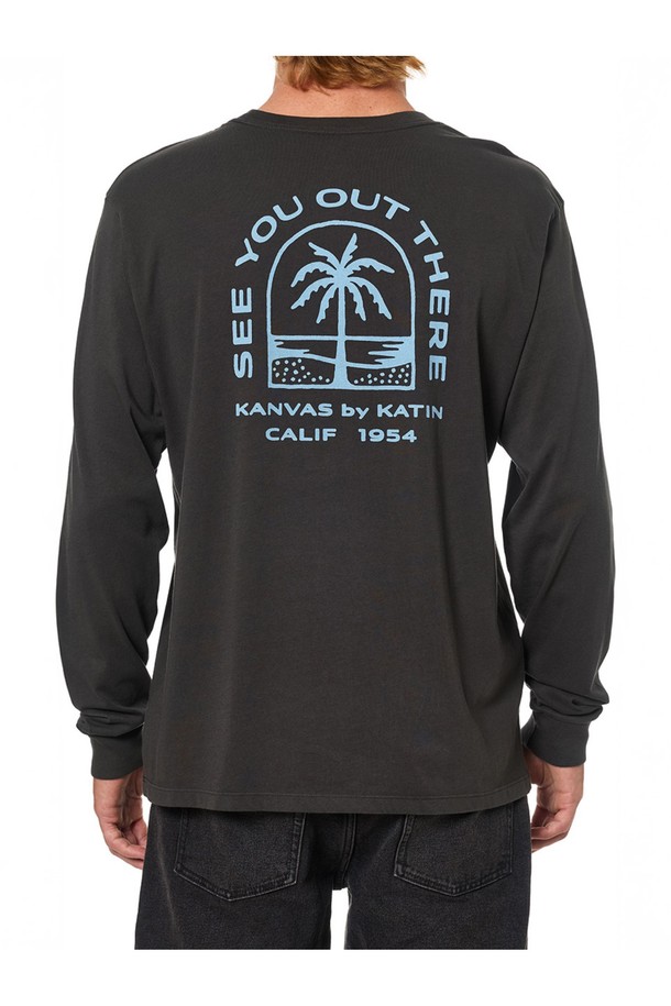 페세지 긴팔 티셔츠 - 블랙 워시는 오가닉 코튼 100% 소재로 제작되어 부드러운 촉감을 자랑합니다. 트로피컬 스토어에서 영감을 받은 아트워크 프린팅이 돋보이며, 캐주얼, 스트릿 스타일을 연출하기에 좋습니다. 봄, 가을 시즌에 레이어드하여 입기 좋으며, 릴랙스 핏의 라운드넥 디자인으로 편안하게 착용할 수 있습니다. 일상복이나 서핑 시에도 활용 가능한 실용적인 아이템입니다. 여행룩, 휴가룩에도 잘 어울리는 필수템입니다.
