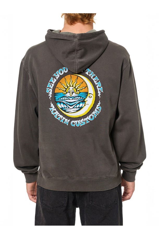 루나 후드티 - 리드는 캐주얼, 미니멀, 스트리트 스타일을 아우르는 릴랙스핏 후드티입니다. 힙을 덮는 롱 기장으로 편안한 착용감을 선사하며, 부드러운 면과 폴리에스테르 혼방 소재로 제작되어 사계절 내내 활용도가 높습니다. 빈티지 워싱 마감과 캘리포니아 감성의 그래픽/일러스트 패턴이 특징이며, 래쉬가드 위에 레이어드하여 서핑룩이나 여행룩, 휴가룩으로 연출할 수 있습니다. 긴 소매와 후드 디자인으로 실용성을 더했으며, 견고한 마감 처리로 퀄리티를 높였습니다. 데일리룩, 집콕룩으로도 손색없는 루나 후드티 - 리드를 만나보세요.
