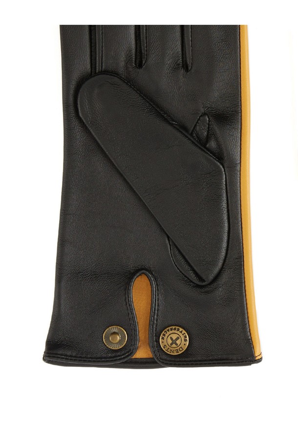 란도 터치스크린 드라이빙 장갑 - 코르크는 남성용 소가죽 장갑으로, 봄, 가을, 겨울에 착용하기 좋습니다. 부드러운 촉감의 헤어쉽 가죽을 사용하여 편안하며, 슬림핏 디자인과 손가락 통풍구로 쾌적함을 더했습니다. 터치스크린 기능으로 스마트 기기 사용이 용이하며, 스티치 라인과 크로스 엠보싱이 클래식하고 미니멀한 디자인을 완성합니다. 운전 및 일상생활에서 세련된 겨울 데일리룩을 연출해보세요. 코르크 색상 외 블랙 색상도 준비되어 있습니다.
