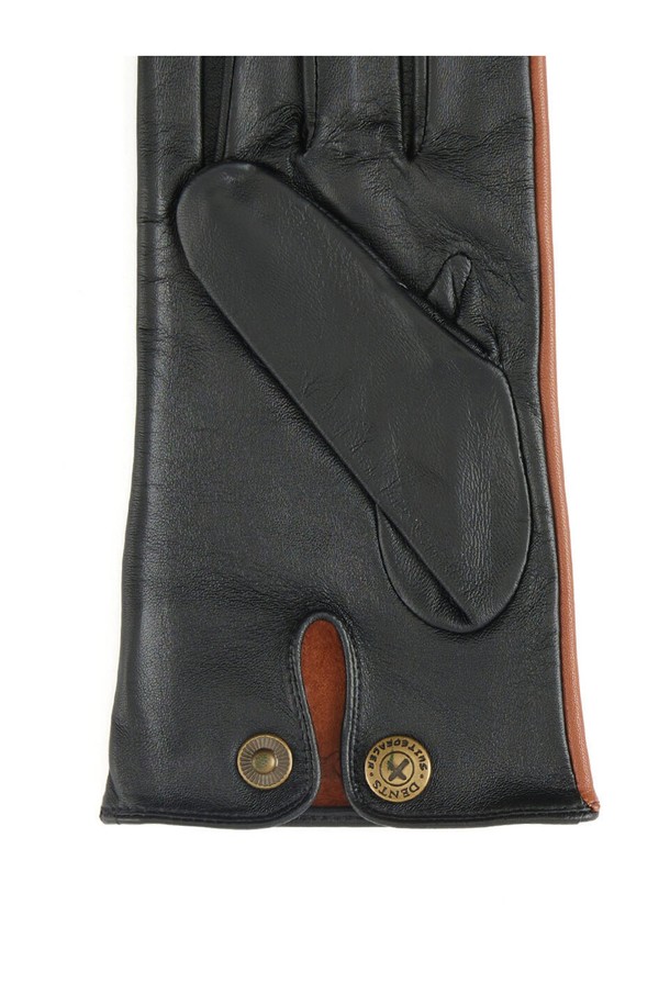 란도 터치스크린 드라이빙 장갑 - 탄은 부드러운 양가죽 소재로 제작되어 뛰어난 착용감과 그립감을 제공합니다. 드라이빙과 일상에서 모두 활용 가능한 실용적인 아이템으로, 터치스크린을 지원하여 스마트 기기 사용이 편리합니다. 얇은 두께감과 통기구멍, 너클홀 등의 디자인 디테일은 시크하고 미니멀한 스타일을 완성합니다. 손등의 크로스 엠보싱과 3라인 스티치, 인심 스티치 마감, 포셰트 구조, 밀착 핏을 통해 고급스러움을 더했습니다. 데이트룩이나 겨울 데일리룩에 클래식한 멋을 더해보세요.
