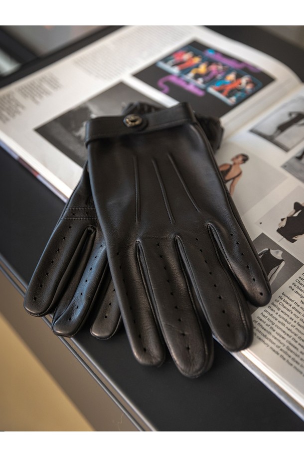 플레밍 드라이빙 장갑 - 블랙은 부드러운 헤어쉽 가죽과 가죽 소재로 제작된 남성용 장갑입니다. 사계절 착용 가능하며, 클래식, 미니멀, 시크 스타일을 연출하기에 좋습니다. 섬세한 클래식 3라인 핸드 스티칭과 손바닥 크로스 라인, 슬림핏 디자인으로 고급스러움을 더했습니다. 로고 엠보싱 스트랩과 하프 피케 스티칭, 인심 스티칭 디테일이 특징이며, 통기성과 그립감을 높여 운전 시 편안함을 제공합니다. 출근룩이나 비즈니스 캐주얼에 매치하여 세련된 스타일을 완성해보세요.
