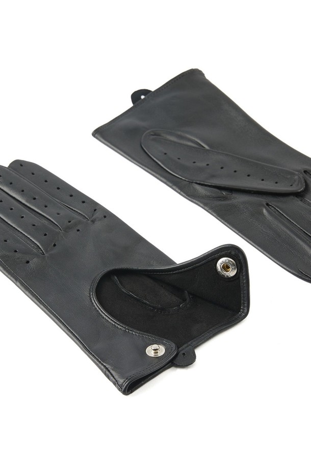 트럭스턴 여성 드라이빙 장갑 - 블랙은 부드러운 헤어쉽 가죽 소재로 제작되어 뛰어난 촉감과 내구성을 자랑합니다. 클래식하고 미니멀한 디자인으로, 운전 및 일상생활에서 모두 활용 가능합니다. 손목까지 오는 짧은 길이와 3-4면 조각 입체 봉제로 밀착 피트감을 선사하며, 통풍 구멍과 키홀 디테일이 세련됨을 더합니다. 습도 조절 및 그립감 향상 기능을 제공하여 쾌적하고 안정적인 착용감을 느낄 수 있습니다.
