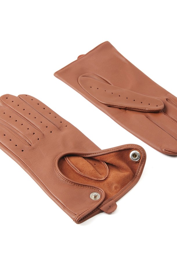 트럭스턴 여성 드라이빙 장갑 - 꼬냑은 부드러운 헤어쉽 가죽과 풀그레인 가죽을 사용하여 제작된 여성용 장갑입니다. 은은한 광택과 얇은 두께감, 손의 움직임을 고려한 입체적 설계가 특징이며, 밀착핏으로 편안한 착용감을 선사합니다. 통풍구멍과 하프 피겨 봉제 디테일은 클래식, 미니멀, 시크한 스타일을 연출하며, 봄, 가을, 겨울 계절에 드라이빙 또는 일상용으로 착용하기 좋습니다. 3-4면의 입체적 패턴 설계와 내구성이 강한 가죽으로 제작되어 오랫동안 사용할 수 있으며, 손목까지 오는 짧은 길이감으로 세련된 룩을 완성합니다.
