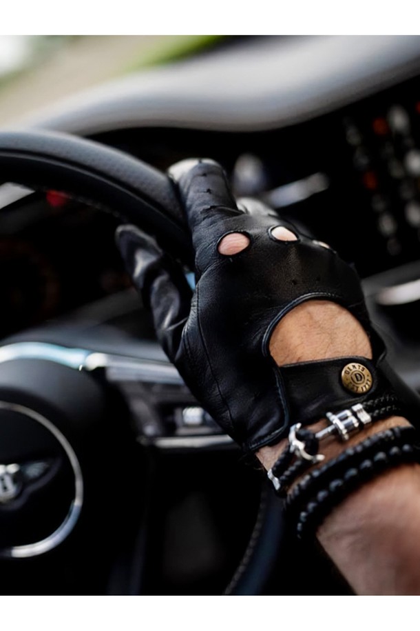 델타 드라이빙 장갑 - 블랙은 부드러운 헤어쉽 가죽과 풀그레인 가죽을 사용하여 제작된 사계절용 드라이빙 장갑입니다. 블랙 컬러의 미니멀하고 시크한 디자인으로, 데이트룩과 여행룩에 모두 잘 어울립니다. 얇은 두께감과 3-4 패널 손가락 구조, 인체공학적 핏, 내부 스티칭으로 뛰어난 그립감과 편안한 착용감을 제공합니다. 너클홀, 벤틸레이션 홀, 스냅 버튼 디테일로 포인트를 더했으며, 자연스러운 가죽 결과 은은한 광택이 고급스러운 느낌을 더합니다. 타이트 핏과 경량 디자인으로 오랫동안 편안하게 착용할 수 있으며, 내구성 있는 구조를 자랑합니다.
