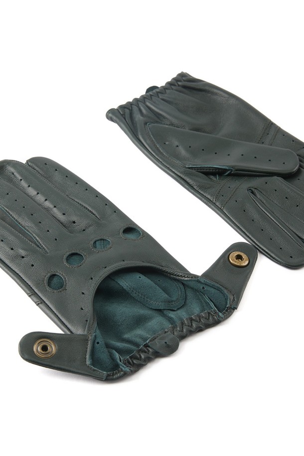 델타 드라이빙 장갑 - 그린은 남녀 모두 착용 가능한 가죽 드라이빙 장갑입니다. 부드러운 소가죽 소재로 제작되었으며, 봄, 가을, 겨울 계절에 착용하기 좋습니다. 클래식, 미니멀, 시크 스타일을 연출하기 좋으며, 데이트룩이나 겨울 데일리룩에 매치하기 좋습니다. 통기성을 위한 손가락 통기구멍과 너클홀, 그리고 그립감을 높이는 디자인이 특징입니다. 스냅 버튼과 인심 스티칭, 짧은 기장, 3-4조각 손가락 구조로 섬세함을 더했습니다.
