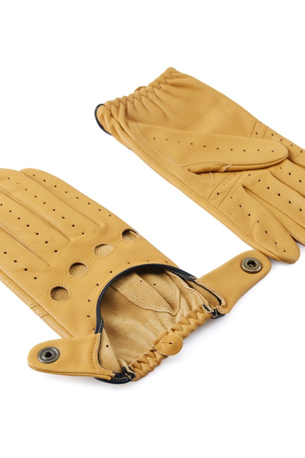 델타 드라이빙 장갑 - 코르크는 남성용 드라이빙 장갑으로, 헤어쉽 가죽 소재를 사용하여 부드러운 촉감과 얇은 두께로 제작되었습니다. 클래식한 디자인에 너클홀, 통기구멍, 스냅 버튼 등의 디테일이 돋보이며, 코르크, 블랙, 그린, 탠 등 다양한 컬러 옵션을 제공합니다. 풀그레인 레더와 자연스러운 텍스처, 고밀도 표면 처리가 특징이며, 해부학적 패턴 디자인과 인심 스티칭, 3-4조각 포셰트 패턴으로 드라이빙 시 뛰어난 그립감과 통기성, 온도 조절 기능을 선사합니다. 여행룩이나 비즈니스 캐주얼과 같은 TPO는 물론, 클래식, 미니멀, 시크 스타일을 즐기는 분들께 적합합니다.
