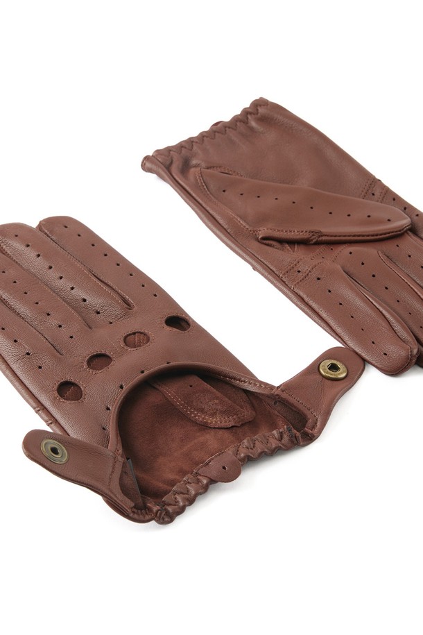 델타 드라이빙 장갑 - 탄은 부드러운 소가죽 소재로 제작되어 뛰어난 착용감을 선사합니다. 클래식하면서도 미니멀한 디자인으로 데이트룩에 잘 어울립니다. 통기성과 흡습 기능이 있어 쾌적하게 사용할 수 있으며, 손등 및 손가락 통기구멍과 그립감 강화 디자인이 특징입니다. 인심 스티칭과 짧은 기장으로 활동성을 높였으며, 3-4 패널 손가락 구조로 편안함을 더했습니다. 탄, 블랙, 그린, 코크 총 4가지 컬러로 만나보세요.
