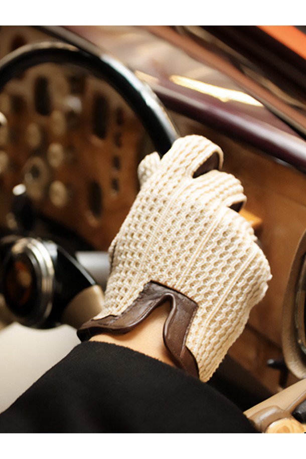 랭커스터 드라이빙 장갑 - 탄은 부드러운 소가죽과 면 소재로 제작되어 봄, 여름철 드라이빙 시 쾌적함을 선사합니다. 탄색 컬러에 크로셰 니트 패턴, 펀칭 디테일이 돋보이는 빈티지 스타일의 장갑입니다. 손바닥 부분은 헤어쉽 가죽을 사용하여 내구성을 높였으며, 프릭심 스티칭 공법과 3-4 패널 손가락 거셋으로 편안한 착용감을 제공합니다. 통기성과 흡습 기능으로 땀이 차는 것을 방지하며, 안감 없는 디자인으로 더욱 가볍게 사용할 수 있습니다. 데이트룩, 여행룩 등 다양한 TPO에 클래식, 미니멀, 캐주얼 스타일로 연출하기 좋습니다.
