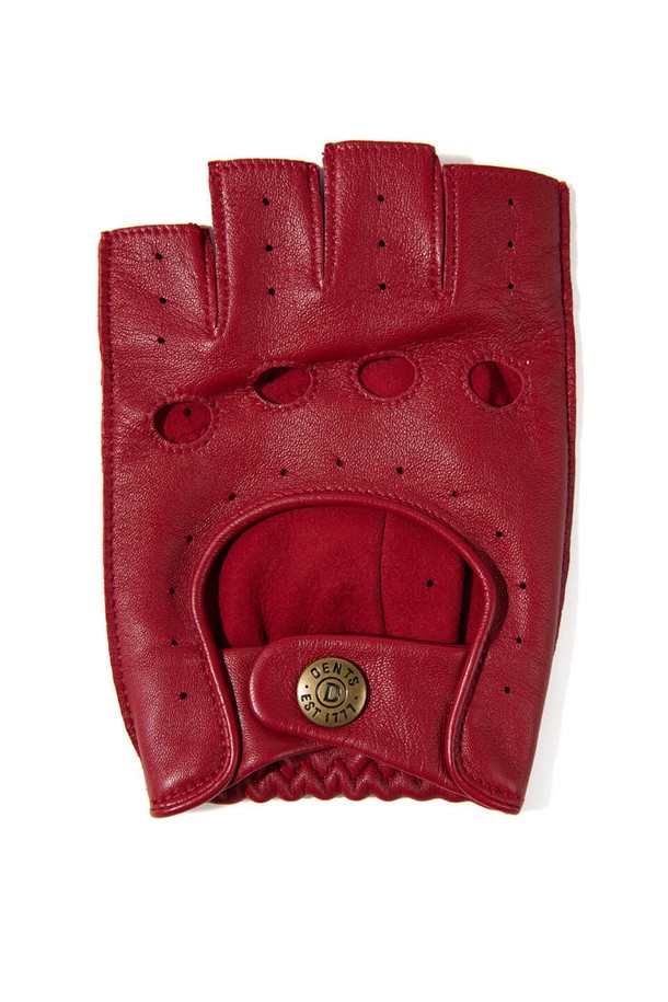 스네터튼 드라이빙 장갑 - 베리 색상은 남성용으로, 클래식하고 미니멀한 스타일을 추구하는 분들을 위한 제품입니다. 고지대 헤어쉽 가죽과 풀그레인 레더를 사용하여 부드러운 촉감과 자연스러운 주름, 스크래치가 특징이며, 얇은 두께로 여름철 드라이빙에 적합합니다. 핑거리스 디자인과 손등 통기구, 손바닥 그립 강화, 그리고 프릭심 스티칭은 기능성을 더합니다. 사이즈 조절 기능과 통기성을 갖춰 편안한 착용감을 제공합니다. 베리 색상은 세련된 분위기를 연출합니다.
