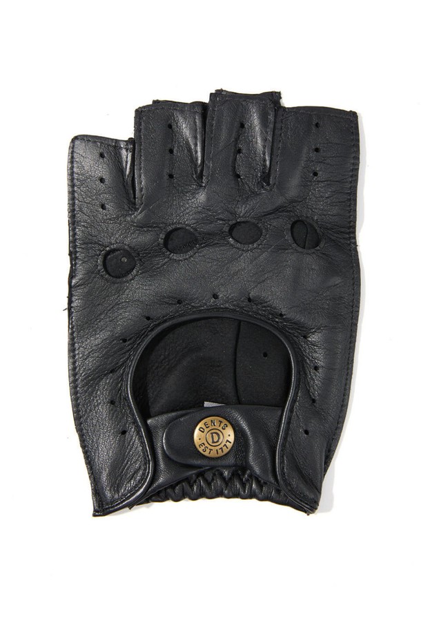 스네터튼 드라이빙 장갑 - 블랙은 부드러운 양가죽 소재로 제작되어 자연스러운 광택과 고급스러운 촉감을 선사합니다. 펀칭 처리된 디자인과 통기구가 적용되어 여름철에도 쾌적한 착용감을 유지하며, 그립감을 높여 드라이빙 시 안정적인 핸들링을 돕습니다. 핑거리스, 너클홀, 손바닥 스티칭, 3-4 패널 손가락 구조, 프릭심 스티칭 구조, 인체 공학적 디자인을 통해 클래식, 미니멀, 캐주얼 스타일의 여행룩, 휴가룩을 완성할 수 있습니다. 뛰어난 내구성을 자랑하며, 경량으로 제작되어 편안한 착용감을 제공합니다.
