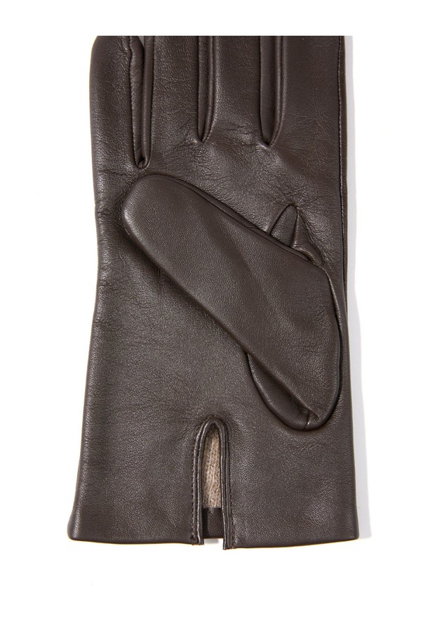 앤도버 터치스크린 남성 가죽 장갑 - 브라운은 가을, 겨울철 일상에서 착용하기 좋은 남성용 장갑입니다. 부드러운 촉감의 가죽 소재로 제작되어 편안한 착용감을 선사하며, 미니멀하고 클래식한 디자인으로 출근룩이나 데이트룩에 모두 잘 어울립니다. 터치스크린 기능을 갖춰 스마트폰 사용이 편리하며, 브라운 컬러는 어떤 스타일에도 쉽게 매치할 수 있습니다.
