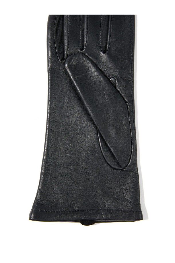 지니 여성 가죽 장갑 - 블랙은 부드러운 소가죽 소재로 제작되어 가을, 겨울철 보온성을 높여주는 장갑입니다. 무지 디자인에 손목 밴딩 디테일로 클래식하고 미니멀한 스타일을 연출합니다. 두꺼운 두께감으로 추운 날씨에도 따뜻하게 착용 가능하며, 출근룩에 고급스러움을 더해줍니다. 블랙 컬러로 어떤 옷에도 잘 어울려 데일리 아이템으로 활용하기 좋습니다.
