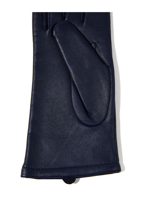 지니 여성 가죽장갑 - 네이비는 가을, 겨울철 여성의 손을 따뜻하게 보호해 줄 장갑입니다. 부드러운 가죽 소재로 제작되어 편안한 착용감을 선사하며, 얇은 두께로 디자인되어 답답함 없이 일상생활에서 활용하기 좋습니다. 무지 디자인과 네이비 컬러는 어떤 스타일에도 잘 어울려 출근룩이나 미니멀, 클래식한 스타일에 매치하기 용이합니다. 보온 기능을 갖춰 추운 날씨에도 따뜻함을 유지할 수 있습니다.
