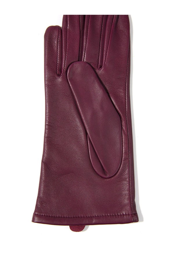 지니 여성 가죽장갑 - 카시스는 가을, 겨울철 여성의 손을 따뜻하게 감싸줄 장갑입니다. 부드러운 소가죽 소재로 제작되어 뛰어난 촉감을 자랑하며, 카시스와 버건디 두 가지 컬러로 제공됩니다. 일상뿐만 아니라 출근룩, 모임룩에도 잘 어울리는 클래식, 미니멀, 시크 스타일을 연출할 수 있습니다. 손목 부분의 섬세한 디테일이 돋보이며, 보온 기능을 갖춰 추운 날씨에도 따뜻함을 유지해 줍니다. 무지 디자인으로 어떤 스타일에도 매치하기 용이합니다.
