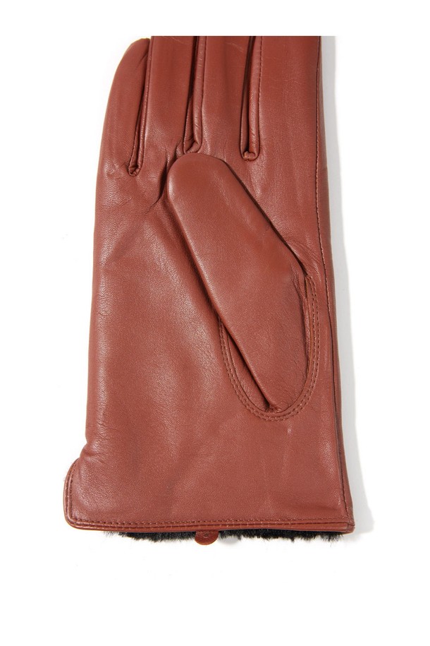 마리아 터치스크린 여성 가죽장갑 - 꼬냑은 부드러운 소가죽 소재로 제작되어 뛰어난 착용감을 선사합니다. 겨울철 따뜻함을 책임지는 두꺼운 두께와 은은한 광택이 돋보이는 꼬냑 컬러가 특징입니다. 클래식하고 미니멀한 디자인으로 출근룩에 세련됨을 더하며, 터치스크린 기능을 통해 스마트 기기 사용의 편리성을 제공합니다. 손끝까지 섬세하게 디자인되어 촉촉하고 부드러운 감촉을 느낄 수 있습니다.
