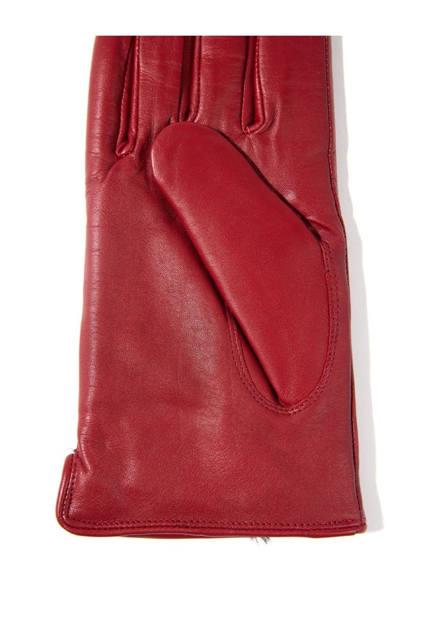 마리아 터치스크린 여성 가죽장갑 - 베리는 클래식하고 미니멀한 스타일을 추구하는 여성분들을 위한 겨울철 필수 아이템입니다. 부드러운 가죽 소재로 제작되어 뛰어난 착용감을 선사하며, 베리 컬러로 세련된 분위기를 더합니다. 장갑 전체에 무지 디자인을 적용하여 어떤 스타일에도 잘 어울립니다. 터치스크린 기능을 탑재하여 추운 겨울에도 스마트 기기 사용이 편리합니다. 일상생활에서 따뜻함과 스타일을 동시에 잡을 수 있는 실용적인 장갑입니다.
