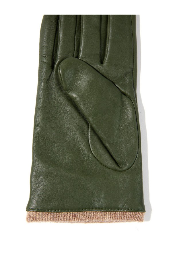 세련된 스타일을 완성하는 로레인 여성 가죽 장갑입니다. 부드러운 가죽 소재로 제작되어 따뜻하고 편안한 착용감을 선사하며, 세련된 세이지 컬러가 어떤 스타일에도 잘 어울립니다. 가을, 겨울철 보온성을 책임지는 필수 아이템으로, 무지 디자인에 클래식하고 미니멀한 감성을 더했습니다. 일상 속에서 당신의 손을 따뜻하게 보호하세요.
