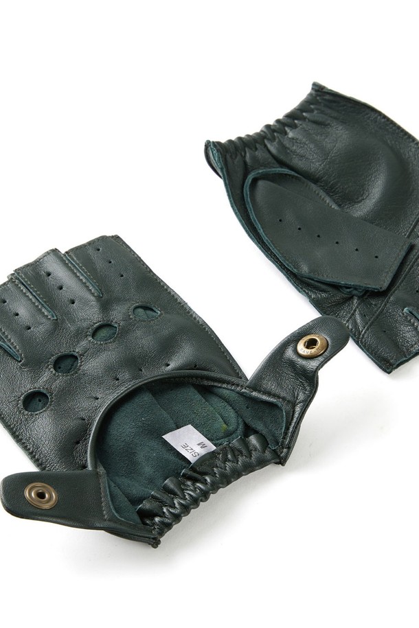 스네터튼 드라이빙 장갑 - 그린은 클래식하고 미니멀한 스타일을 추구하는 분들을 위한 아이템입니다. 부드러운 가죽 소재에 손가락 없는 반장갑 디자인으로, 봄, 가을 드라이빙 시 손등의 통기성을 높였습니다. 그린 컬러와 무지 패턴이 세련된 느낌을 주며, 버튼 디테일이 포인트입니다. 데이트룩 또는 모임룩에 매치하여 스타일리시함을 더할 수 있습니다.

