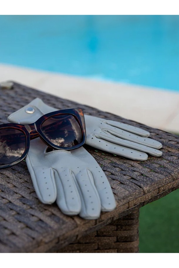 트럭스턴 여성 드라이빙 장갑 - 도브 그레이는 부드러운 헤어쉽 가죽 소재에 은은한 광택이 감도는 여성용 장갑입니다. 클래식한 디자인으로, 손가락 통풍 구멍과 하프 피켓 봉제가 돋보입니다. 얇고 타이트핏으로 제작되었으며, 손목까지 오는 짧은 길이감의 디자인입니다. 가죽 가장자리를 노출하여 고급스러움을 더했으며, 풀그레인 가죽을 사용하여 내구성을 높였습니다. 여름, 겨울철 운전 및 패션 연출에 적합하며, 데이트룩, 쇼핑룩, 겨울 데일리룩 등 다양한 TPO에 클래식, 미니멀, 시크한 스타일을 더할 수 있습니다.
