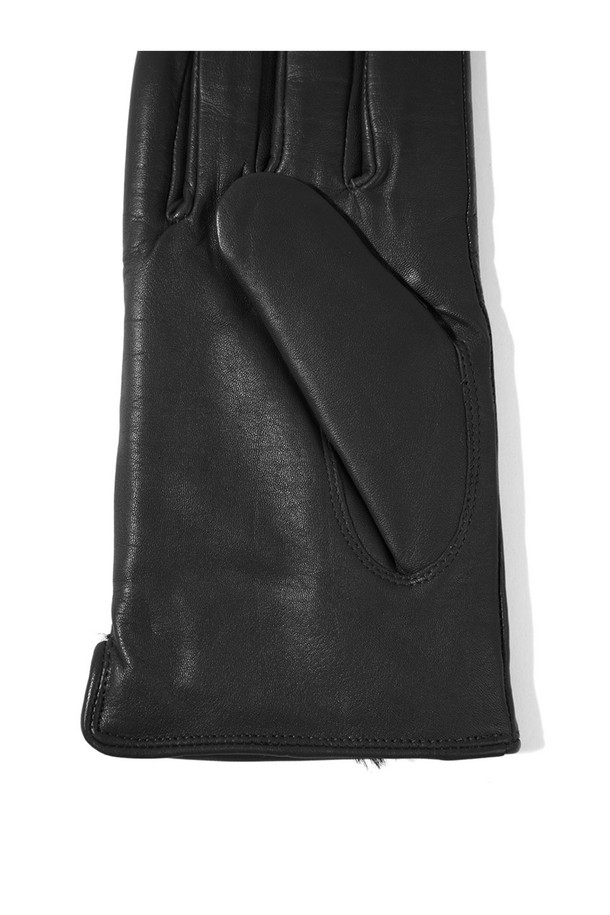 마리아 터치스크린 여성 가죽 장갑 - 블랙은 겨울철 여성의 손을 따뜻하게 보호해주는 필수 아이템입니다. 부드러운 가죽 소재로 제작되어 편안한 착용감을 선사하며, 일상생활에서 활용하기 좋습니다. 클래식하고 미니멀한 디자인으로 출근룩에 세련됨을 더할 수 있습니다. 특히, 터치스크린 기능이 탑재되어 장갑을 착용한 채로 스마트폰 사용이 가능합니다. 무지 디자인의 블랙 컬러로 어떤 의상에도 무난하게 매치할 수 있습니다.
