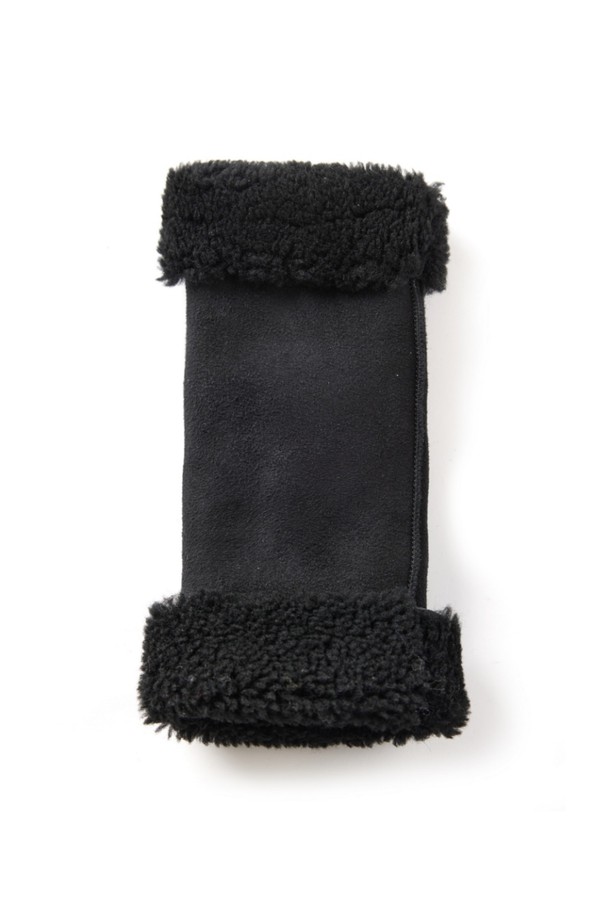 베라 헤어쉽(Vera Hairship) 여성 가죽 장갑 - 블랙 스웨이드입니다. 부드러운 스웨이드 소재로 제작되어 뛰어난 촉감을 자랑하며, 추운 겨울철 보온성을 책임집니다. 손목 부분의 퍼(Fur) 디테일이 고급스러움을 더하며 클래식하고 미니멀한 스타일을 연출합니다. 블랙 컬러의 무지 디자인으로 어떤 옷에도 잘 어울려 일상에서 활용하기 좋습니다. 두꺼운 두께감으로 따뜻하게 손을 보호해주는 겨울 필수 아이템입니다.
