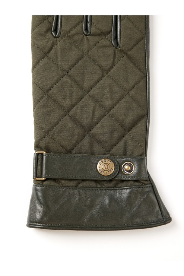 브루톤 터치스크린 남성 가죽장갑 - 올리브는 가을, 겨울철에 착용하기 좋은 남성용 장갑입니다. 부드러운 가죽 소재와 퀄팅 처리로 고급스러운 디자인을 자랑하며, 손목 스트랩과 버클 장식으로 포인트를 더했습니다. 터치스크린 기능을 갖춰 스마트폰 사용이 편리하며, 두꺼운 두께감으로 보온성을 높였습니다. 출근룩과 모임룩 모두에 잘 어울리는 클래식, 미니멀, 캐주얼 스타일의 필수 아이템입니다.
