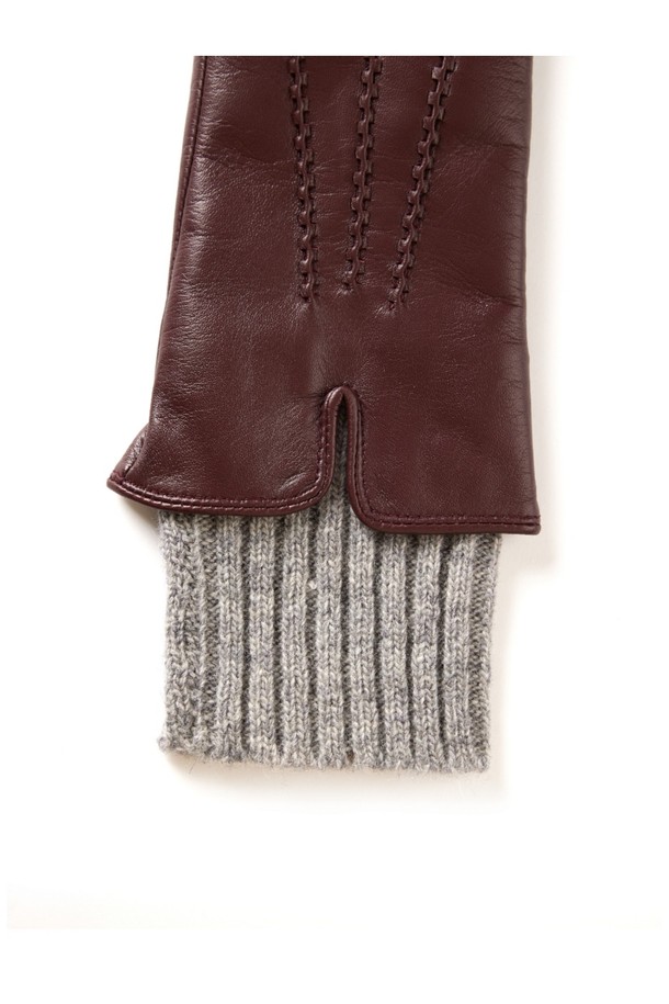 타마라 여성 가죽 장갑 - 클라렛은 가을과 겨울, 추운 계절에 따뜻하게 손을 보호해 줄 여성용 장갑입니다. 부드러운 촉감의 가죽 소재와 니트 커프스의 조화가 돋보이며, 클래식하면서도 미니멀한 스타일을 연출합니다. 클라렛, 버건디, 그레이 3가지 색상으로 제공되어, 어떤 의상에도 잘 어울립니다. 손목 부분의 니트 디테일이 디자인의 포인트가 되어 고급스러움을 더합니다. 일상생활에서 보온성을 유지하며 세련된 스타일을 완성해 보세요.
