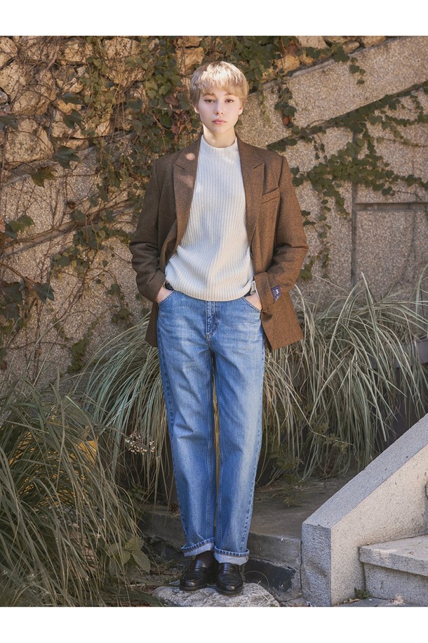 헤링본 메리노울 자켓 - 카멜 브라운은 여성의 가을, 겨울 스타일을 책임질 아우터입니다. 부드러운 촉감의 메리노울 소재에 헤링본 패턴이 더해져 클래식하면서도 베이직한 무드를 연출합니다. 레귤러 핏, 긴 소매, 싱글 버튼 여밈의 테일러드 코트 타입 자켓으로, 출근룩, 오피스룩, 겨울 데일리룩에 모두 잘 어울립니다. 카멜 브라운 컬러는 미니멀, 시크한 스타일을 완성하며, 넉넉한 포켓 디테일로 실용성까지 갖췄습니다.
