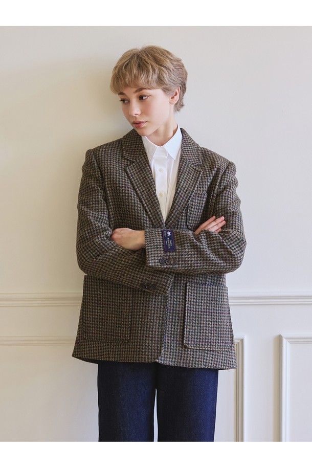 하운드투스 셔틀랜드 울 재킷 - 카키는 가을, 겨울 시즌에 완벽한 남성용 테일러드 재킷입니다. 클래식하고 베이직한 스타일로, 비즈니스 캐주얼, 출근룩, 겨울 데일리룩에 모두 잘 어울립니다. 부드러운 촉감의 두꺼운 울 소재로 제작되었으며, 하운드와 헤링본 패턴이 돋보입니다. 싱글 버튼 여밈 방식과 레귤러 핏으로 편안하게 착용 가능하며, 더블 웰트 이너포켓, 보강된 아웃포켓, 커프스 로고 엠보싱, 보강된 밑단 등의 특징을 갖추고 있습니다. 울마크 인증을 받은 고급스러운 셔틀랜드 울 재킷으로, 미니멀하고 캐주얼한 스타일을 연출해보세요.
