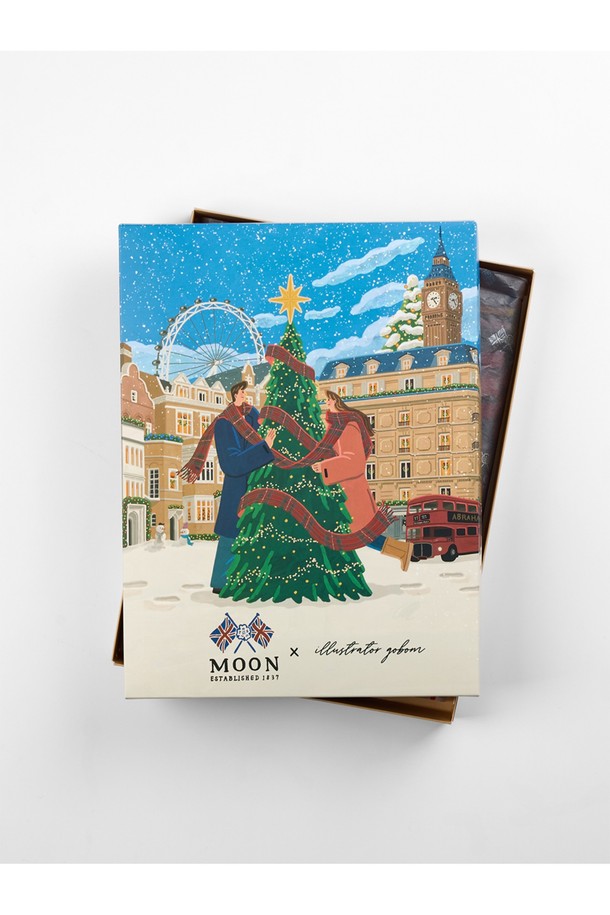 메리노울 머플러 25cm - 다크 베이지는 부드러운 메리노 램스울 소재로 제작되어 겨울철 보온성을 책임집니다. 15~25마이크론의 섬세한 섬유와 최대 7가지 색상의 원사 혼합, 밀란지 기법을 통해 빛과 각도에 따라 다채롭게 변화하는 다크 베이지 컬러를 표현합니다. 플라워와 유니언 잭 패턴이 클래식한 스타일을 강조하며, 프린지 장식으로 포인트를 더했습니다. 일상, 격식 있는 자리 어디든 잘 어울리며, 겨울 데일리룩, 모임룩, 상견례룩에 포근함을 더해줄 머플러입니다.
