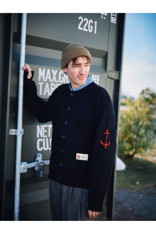 17세기 전통 피셔맨 가디건 디자인을 재현한 헤비코튼 피셔맨 헤리티지 가디건 - 블랙입니다. 튼튼하고 두꺼운 면 소재로 제작되어 가을, 겨울철 잦은 착용에도 끄떡없으며, 레귤러핏으로 편안한 착용감을 선사합니다. 클래식과 캐주얼 스타일을 아우르는 디자인으로, 다이아몬드 형태의 거셋 디테일, 손가락 구멍, 왼쪽 소매 앵커 포인트, 레오파드 엠블럼 디테일을 더해 소장 가치를 높였습니다. 라운드넥에 긴 소매 기장으로 제작되었으며, 밑단 트임으로 활동성을 더했습니다. 겨울 데일리룩 또는 모임룩에 활용하여 미니멀하면서도 스타일리시한 연출을 해보세요. 
