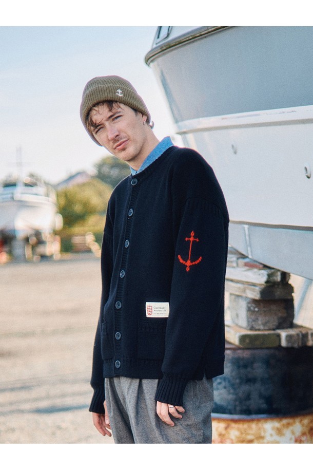 헤비코튼 피셔맨 헤리티지 가디건 - 멜란지 그레이는 클래식과 베이직 스타일을 추구하는 분들을 위한 겨울철 데일리룩, 데이트룩에 적합한 아이템입니다. 두꺼운 두께감과 묵직한 촉감의 헤비코튼 원사를 사용하여 보온성을 높였으며, 정교한 꼬임과 밀도 높은 짜임으로 견고한 형태를 자랑합니다. 다이아몬드형 거싯, 밑단 절개, 왼쪽 소매 앵커 포인트, 핑거홀 등의 디테일이 돋보이며, 레귤러핏의 긴소매 라운드넥 디자인입니다. 멜란지 그레이, 네이비, 베이지, 올리브 블루, 오렌지 레드 등 다양한 컬러 옵션으로 만나보세요.
