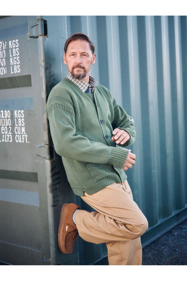 헤비코튼 피셔맨 헤리티지 가디건 - 올리브는 묵직한 촉감과 두꺼운 두께감으로 보온성을 높인 남녀 공용 가디건입니다. 10수 코튼 원사를 사용하여 내구성을 높였으며, 클래식하고 캐주얼한 스타일을 연출하기 좋습니다. 밑단 절개 디테일과 핑거홀이 적용되어 활동성을 더했으며 앵커 포인트 디자인과 헤리티지 패턴이 특징입니다. 봄, 가을, 겨울철 데일리룩에 활용하기 좋은 레귤러핏 긴소매 라운드넥 버튼 가디건입니다. 올리브 컬러로 어떤 옷에도 매치하기 용이합니다.

