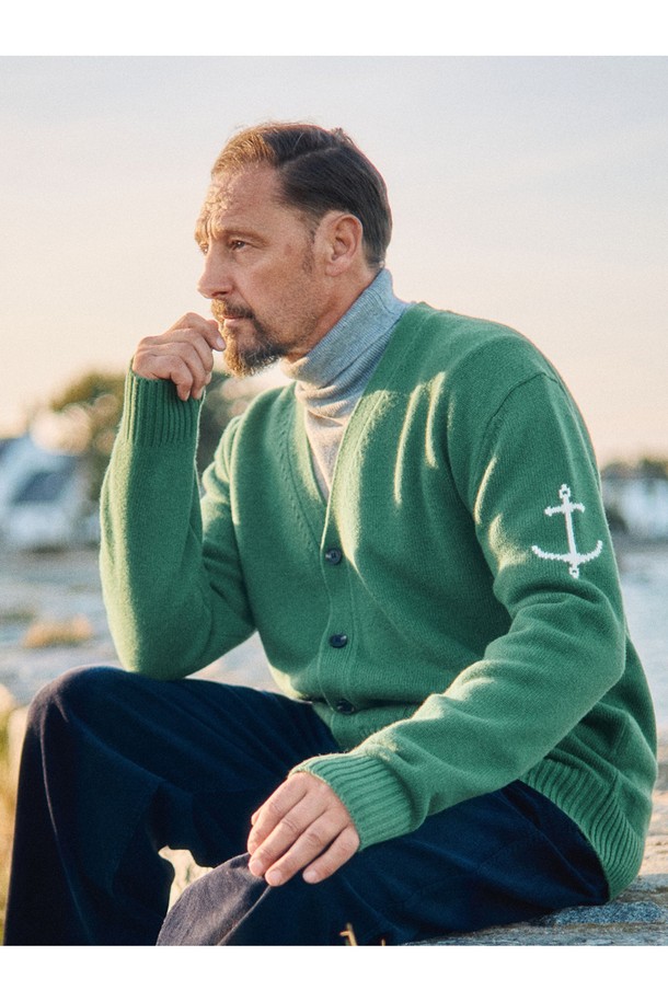 슈퍼 파인 메리노울 브이넥 가디건 - 네이비는 가을, 겨울 시즌을 위한 클래식하고 베이직한 스타일의 니트 가디건입니다. 부드러운 촉감의 슈퍼 파인 메리노울 소재와 두꺼운 두께감으로 뛰어난 보온성을 제공하며, 방풍 및 통기 기능도 갖추었습니다. 레귤러 핏에 브이넥 디자인으로 제작되었으며, 긴 소매와 웨이브, 케이블 패턴, 손가락 구멍, 포켓 디테일이 특징입니다. 링킹 기법과 고밀도 원사를 사용하여 완성도를 높였으며, 데일리룩, 출근룩, 데이트룩 등 다양한 TPO에 활용하기 좋습니다.
