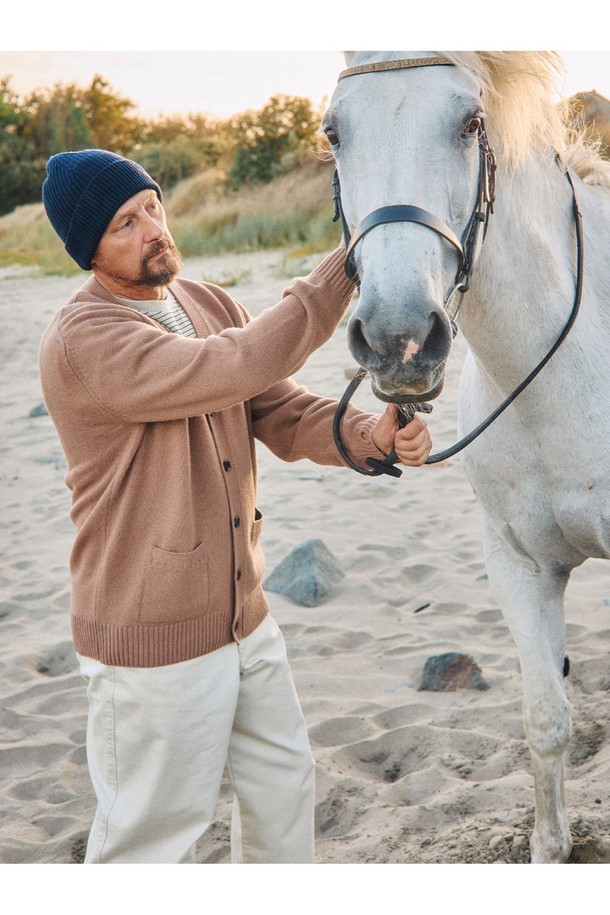 슈퍼 파인 메리노울 브이넥 가디건 - 카멜 브라운은 부드러운 촉감과 뛰어난 보온성을 자랑하는 가을/겨울 필수 아이템입니다. 18.5마이크로미터 이하의 초미세 등급 메리노울 소재로 제작되어 밀도 높은 짜임과 단단한 조직감을 느낄 수 있습니다. 베이직하고 클래식한 디자인으로, 포켓과 핑거홀, 사시 봉제 마감, 깔끔한 봉제선 등의 디테일이 돋보입니다. 레귤러핏에 브이넥으로 디자인되어 겨울 데일리룩, 오피스룩, 모임룩 등 다양한 TPO에 활용하기 좋습니다. 카멜 브라운을 포함한 네이비, 미드 그레이, 체스트넛, 포레스트 그린 5가지의 다채로운 컬러로 만나보세요.
