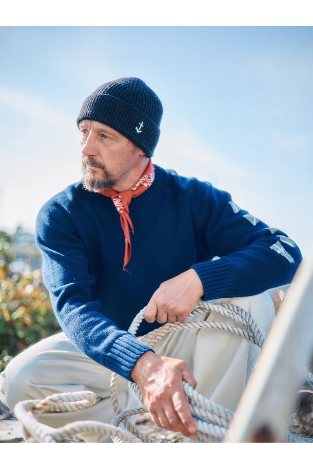 2차 세계대전 영국 해군을 모티브로 한 헤비코튼 시그널 플래그 스웨터 - 네이비 제품입니다. 10수 고급 코튼 원사를 사용하여 묵직한 촉감과 두꺼운 두께감을 느낄 수 있습니다. 네이비, 멀란지 그레이, 바닐라 크림, 카밀 머스타드, 오렌지, 바질 그린 등 다양한 색상으로 출시되었습니다. 라운드넥에 레귤러핏으로 제작되었으며, 긴 소매와 핑거 홀 디테일이 돋보입니다. 모던, 클래식 스타일을 즐기는 겨울 데일리룩에 활용하기 좋습니다.

