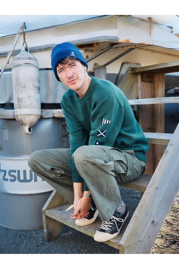 헤비코튼 시그널 플래그 스웨터 - 머스타드는 2차 세계 대전 당시 영국 해군을 모티브로 디자인된, 묵직한 촉감의 헤비 코튼 스웨터입니다. 10수 고급 코튼 원사를 사용하여 보온성이 뛰어나 가을, 겨울철 데일리룩, 산책룩, 카페룩 등 다양한 TPO에 활용하기 좋습니다. 레귤러 핏으로 제작되었으며, 라운드넥 디자인과 긴 소매, 핑거홀 적용으로 실용성을 더했습니다. 캐주얼, 클래식, 미니멀 등 어떤 스타일에도 잘 어울리는 머스타드 컬러의 시그널 플래그 패턴 스웨터입니다. 성형 편직 방식과 사시 봉제 마감으로 높은 퀄리티를 자랑합니다.
