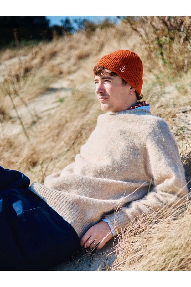 셔틀랜드울 쉐기독 홀가먼트 스웨터 - 살몬 오렌지 색상은 가을과 겨울, 겨울 데일리룩, 카페룩, 모임룩에 어울리는 클래식, 미니멀, 캐주얼 스타일의 니트 스웨터입니다. 셔틀랜드 울 소재로 제작되어 부드러운 촉감과 뛰어난 보온성을 제공하며, 브러싱 공정을 통해 독특한 퍼지 질감을 더했습니다. 홀가먼트 구조(무봉제 3차원 니팅)로 제작되어 피부에 닿는 거친 봉제선 없이 편안하게 착용 가능하며, 신체 곡선을 따라 자연스러운 드레이핑을 연출합니다. 공기층을 형성하여 보온성을 높였으며, 빈티지한 외관으로 시간이 지날수록 멋스러운 변화를 느낄 수 있습니다. 
