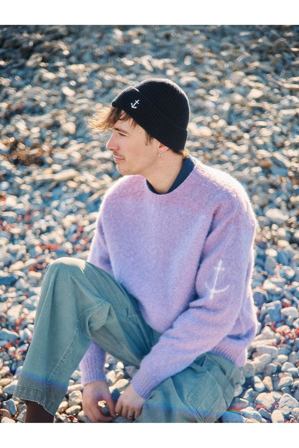 부드러운 셔틀랜드울 소재의 쉐기독 홀가먼트 스웨터입니다. 봉제선 없는 홀가먼트 구조로 제작되어 자연스러운 실루엣을 연출하며, 왼쪽 소매의 앵커 포인트 디테일이 특징입니다. 브러싱 처리로 복슬복슬한 질감을 살렸으며, 공기층을 형성하여 뛰어난 보온성을 제공합니다. 그레이프주스 컬러로, 가을, 겨울철 데일리룩에 클래식, 미니멀, 캐주얼 스타일로 활용하기 좋습니다. 튼튼하고 탄력적인 소재로 오래도록 따뜻하게 착용할 수 있습니다.
