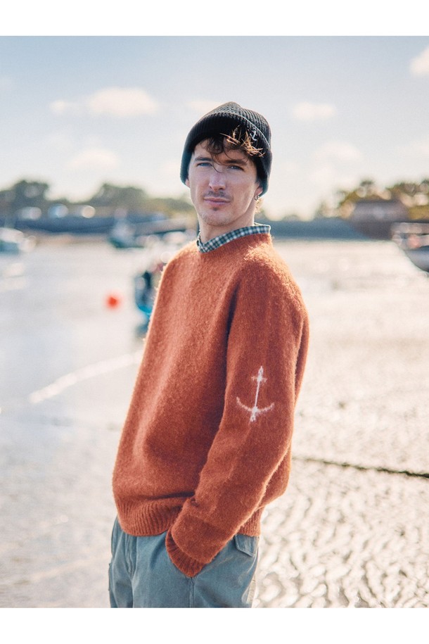 셔틀랜드울(Shetland Wool) 쉐기독 홀가먼트 스웨터 - 코코아는 부드러운 촉감과 따뜻한 보온성을 자랑하는 울 소재의 스웨터입니다. 은은한 빗줄 패턴과 봉제선 없는 홀가먼트 공법으로 제작되어 편안한 착용감을 선사합니다. 1950년대 셔틀랜드 스웨터를 재해석하여 클래식하고 빈티지한 무드를 연출하며, 왼쪽 소매 앵커 포인트 디테일이 돋보입니다. 가을, 겨울 시즌 데일리룩, 카페룩, 데이트룩 등 다양한 스타일에 매치하여 클래식, 미니멀, 캐주얼 스타일을 완성해보세요. 코코아를 포함한 18가지 다채로운 컬러 옵션(크림브륄레, 머디, 퍼피, 살몬, 오렌지, 던 그레이, 블랙, 페퍼, 딥 블루, 피카딜리, 고흐 블루, 그레이프주스, 허브빌리, 커스터드, 모스 브라운, 포레스트 그린, 마말레이드)으로 만나보실 수 있습니다.
