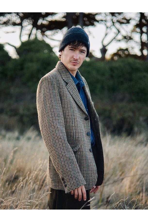 아브라함문 하운드투스 울 재킷 - 클래식 카멜은 가을과 겨울, 오피스룩, 비즈니스 캐주얼, 회의룩에 어울리는 싱글 버튼 자켓입니다. 클래식하고 미니멀하며 시크한 스타일을 연출하며, 도톰한 두께감과 부드러운 촉감의 울 소재로 제작되었습니다. 3버튼 싱글 디자인에 새틴 안감, 네크 밴드 울 혼방 배색, 싱글 웰트 포켓과 아웃 포켓 디테일이 특징입니다. 하운드투스 패턴의 클래식 카멜 컬러가 고급스러운 분위기를 더합니다. 레귤러핏으로 제작되어 편안한 착용감을 제공하며, 긴소매 기장으로 제작되었습니다.
