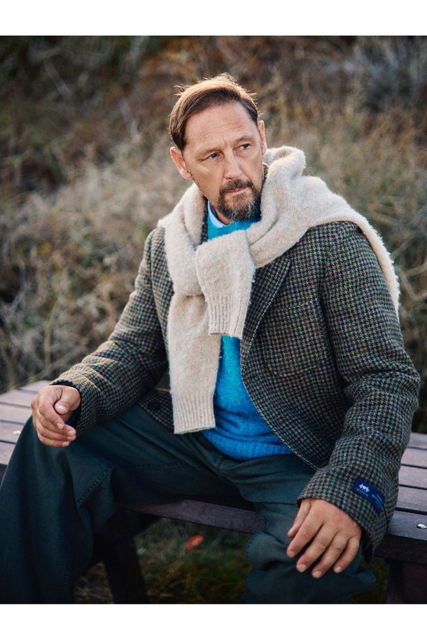 아브라함문 하운드투스 울 재킷 - 카키는 가을, 겨울 시즌에 어울리는 클래식 스타일의 울 자켓입니다. 부드러운 촉감의 울 소재와 레귤러 핏으로 편안한 착용감을 선사하며, 3버튼 싱글 디자인에 내추럴 숄더라인, 안쪽 웰트 포켓, 바깥쪽 라벨 포켓, 혼 버튼, 실크 같은 안감 디테일로 고급스러움을 더했습니다. 카키 컬러의 하운드투스 패턴은 출근룩, 오피스룩, 겨울 데일리룩 등 다양한 TPO에 활용 가능하며, 클래식, 미니멀, 시크한 스타일을 연출하기 좋습니다. 긴 소매 기장의 레귤러핏 자켓으로, 싱글 버튼 여밈 방식입니다.
