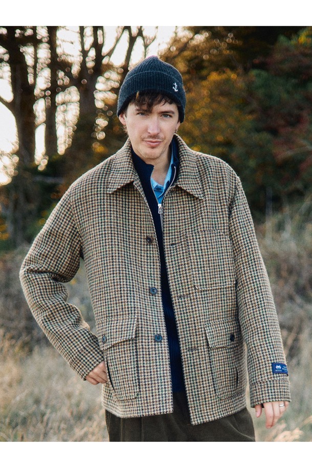 아브라함문 하운드투스 울 초어 재킷 - 클래식 카멜은 가을, 겨울 시즌에 어울리는 아우터입니다. 부드러운 울 소재로 제작되어 따뜻하고 편안한 착용감을 선사하며, 넥밴드 디테일과 자연스러운 어깨 라인으로 세련된 실루엣을 연출합니다. 클래식한 하운드투스 패턴과 카멜 컬러가 어우러져 오피스룩, 비즈니스 캐주얼, 겨울 데일리룩 등 다양한 TPO에 활용 가능하며 미니멀하고 클래식한 스타일을 완성합니다. 내부 웰트 포켓과 외부 플랩 포켓, 로고 각인 혼 버튼, 밀키한 마감, 빈티지한 느낌 등 섬세한 디테일이 돋보입니다. 내추럴 핏으로 편안하게 착용할 수 있는 레귤러 기장의 긴소매 버튼 여밈 재킷입니다.
