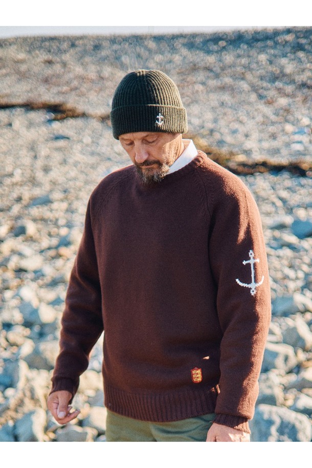 앵커 플로팅 숏 비니 - 다크 올리브는 겨울과 가을에 착용하기 좋은 모자입니다. 부드러운 울 소재로 제작되어 보온성과 방풍 기능을 제공하며, 숏 기장으로 제작되어 활동성을 높였습니다. 앵커 포인트 디테일과 전통적인 니트 패턴이 특징이며, 고밀도 니트 구조와 심리스 구조로 편안한 착용감을 선사합니다. 특히, 한국 시장 전용 커스텀 버전으로 아시안 체형에 맞춰 제작되었습니다. 클래식, 캐주얼, 미니멀 스타일의 겨울 데일리룩, 산책룩, 여행룩에 잘 어울립니다.
