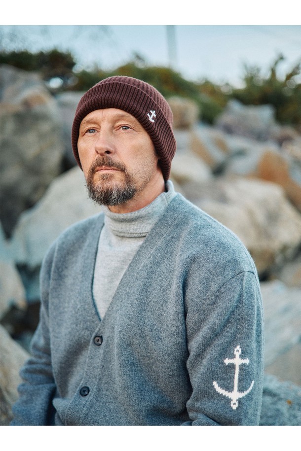 앵커 플로팅 숏 비니 - 브라운은 슈퍼파인 메리노 울 100% 소재로 제작되어 부드러운 촉감을 자랑하는 남녀 공용 비니입니다. 가을, 겨울 시즌 착용하기 좋으며, 보온, 방풍, 통기성을 제공하는 기능성 제품입니다. 숏 모자 깊이에 앵커 디테일과 케이블 패턴이 돋보이며, 클래식, 미니멀, 캐주얼 스타일을 연출하기 좋습니다. 심리스 구조에 링킹 기법을 사용하여 제작되었으며 아시안 핏으로 편안하게 착용 가능합니다. 겨울 데일리룩, 산책룩, 여행룩에 포인트 아이템으로 활용해 보세요.
